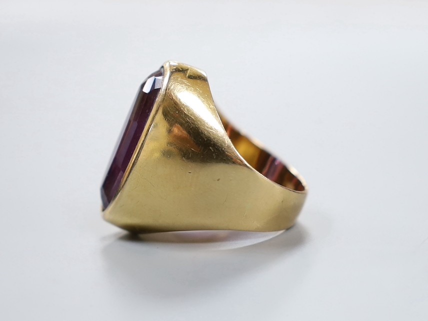 A Middle Eastern 750 yellow metal and synthetic colour change corundum set dress ring, size O, gross weight 11.8 grams.